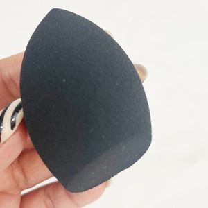Super Soft Latex Free Makeup Blending Sponge in Teardrop Shape Black